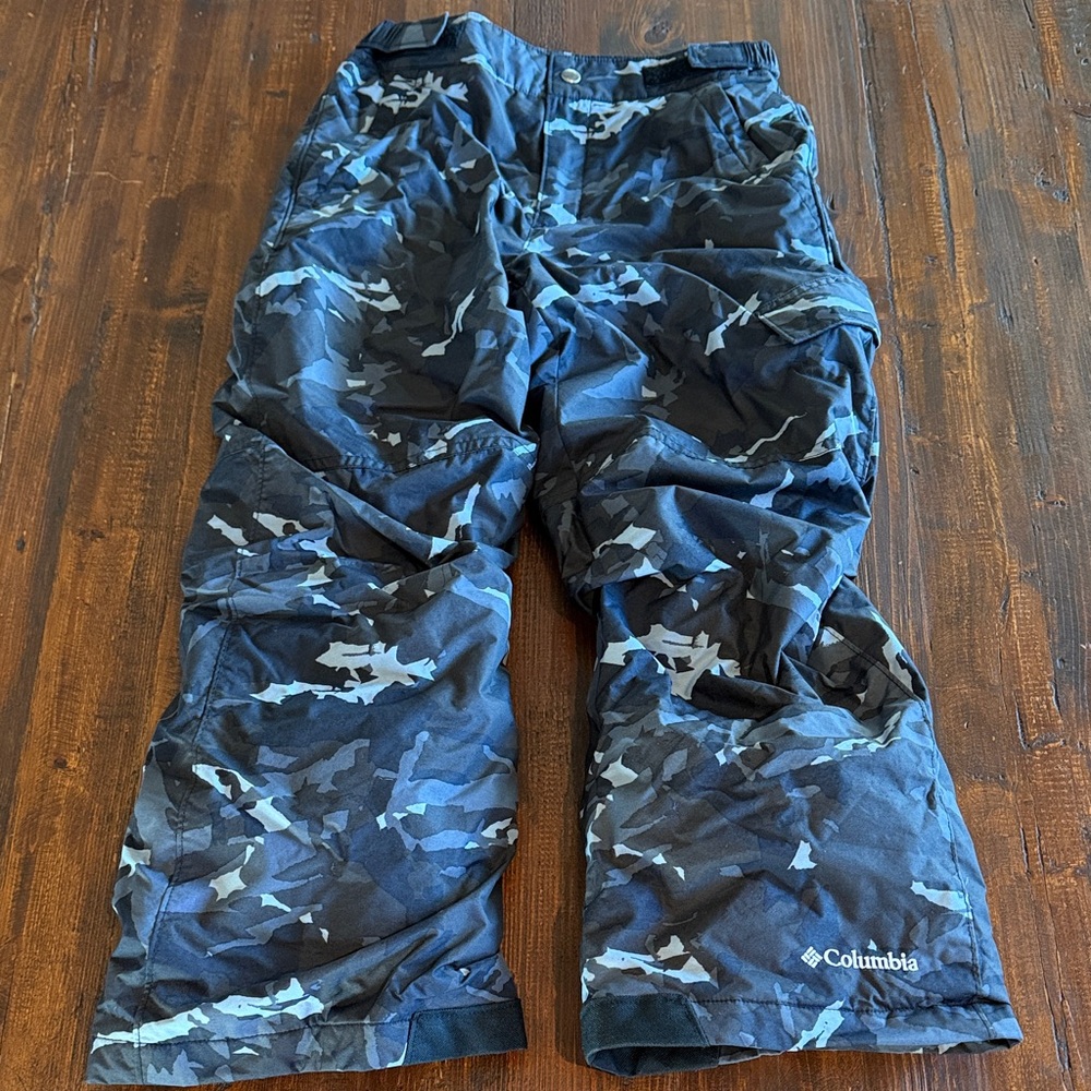 Kid’s Columbia Black and Gray Camouflage Snow Pants in Medium. Like New!